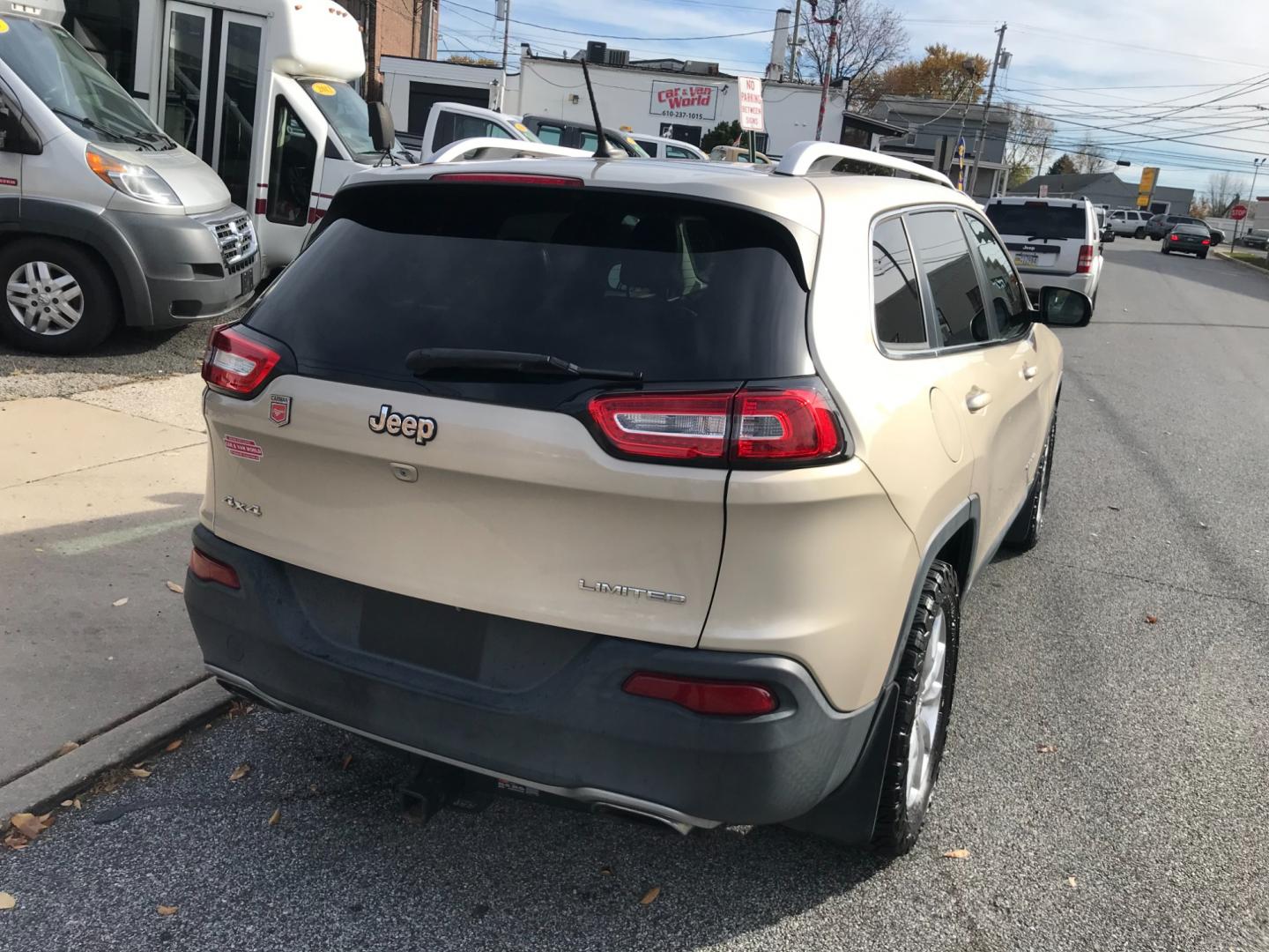 2015 Gold /Black Jeep Cherokee Limited (1C4PJMDS5FW) with an 3.2 V6 engine, Automatic transmission, located at 577 Chester Pike, Prospect Park, PA, 19076, (610) 237-1015, 39.886154, -75.302338 - Photo#5